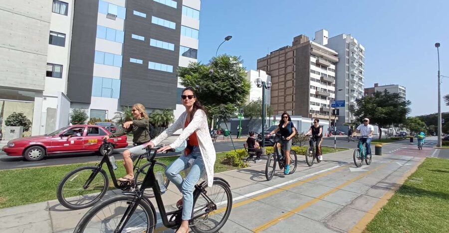 Lima Bike Tour: La Costa Verde & Jesus Statue in Chorrillos - Chorrillos and the working side of the coast