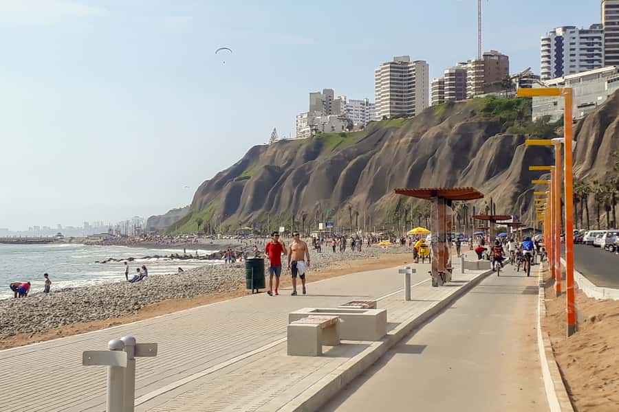 Lima Bike Tour: La Costa Verde & Jesus Statue in Chorrillos - The climb to Cristo del Pacífico