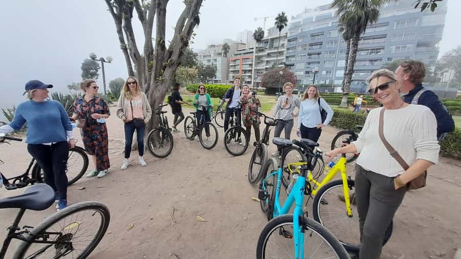 Lima Bike Tour: La Costa Verde & Jesus Statue in Chorrillos - Bikes, e-scooters, and the pace of the ride