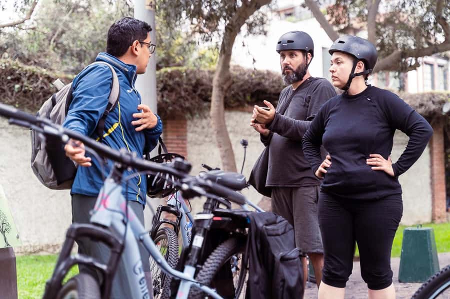 Lima: City biking - Huaca Pucllana: ancient Lima beside modern apartments