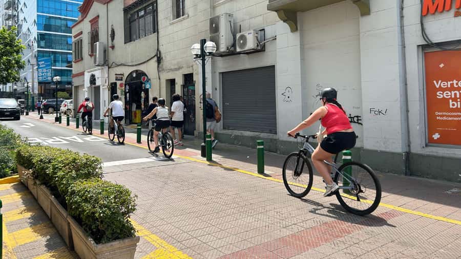 Lima: Sightseeing Bike Tour with Food and Drink Tastings - Miraflores brings the Malecón and coastal views