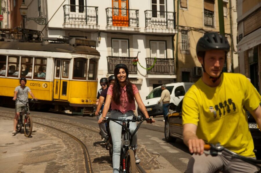 Lisbon: Hills, Alfama, and Mouraria Tour by Electric Bike - Climbing through Graça to Senhora do Monte