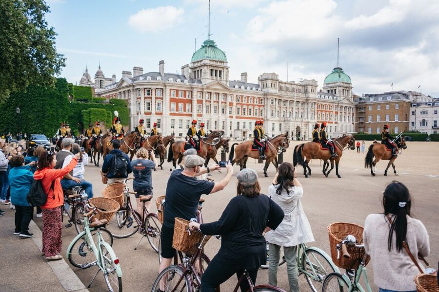London: Landmarks & Secrets Bike Tour with Pub & Street Art - Key points to know before you book