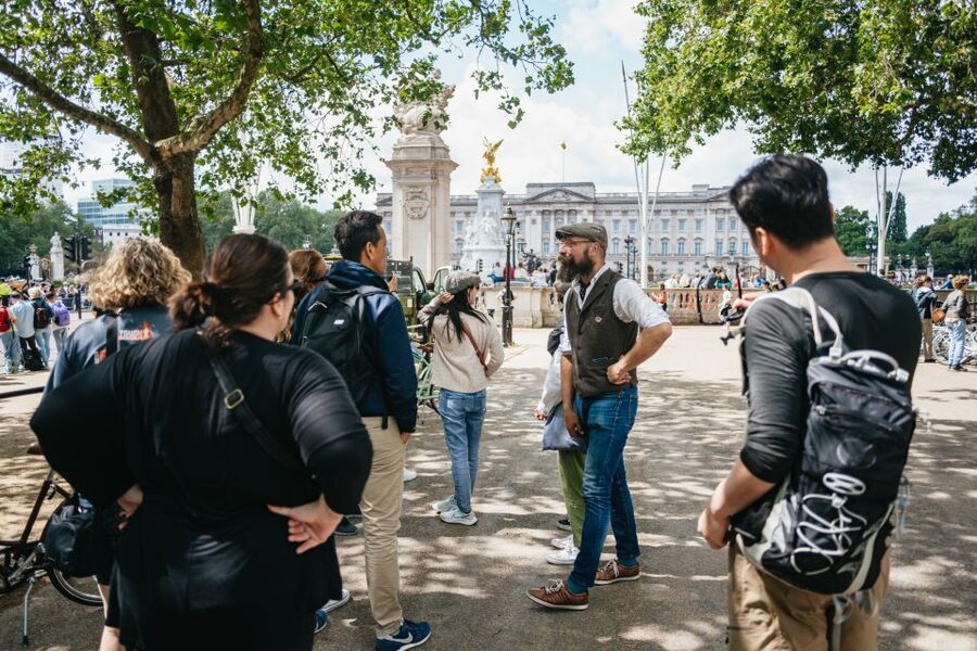 London: Landmarks & Secrets Bike Tour with Pub & Street Art - From Admiralty Arch to Trafalgar Square