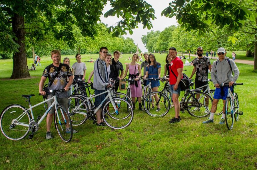 London: Parks and Palaces Guided Morning Bike Tour - Why a bike is a smart way to see central London