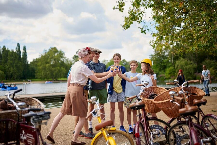 London: Private Family Guided Bike Tour with Childseats - Admiralty Arch, Trafalgar Square and a snack break