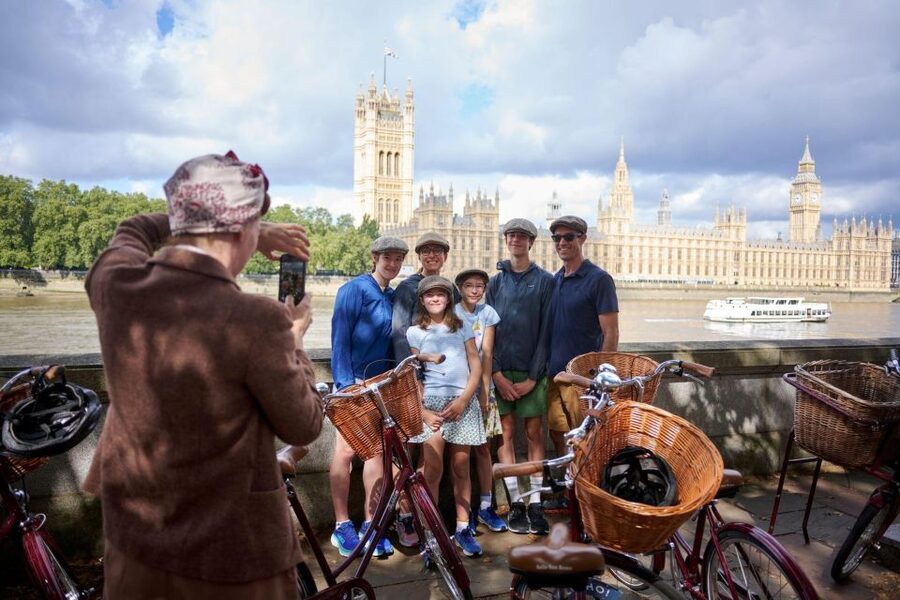 London: Private Family Guided Bike Tour with Childseats - Leake Street and the spray-painting stop