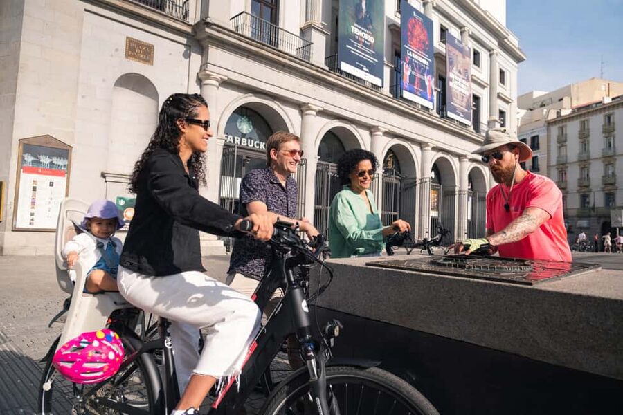 Madrid: 3 h. Guided Highlights Bike Tour with Optional Tapas - Old Madrid around Plaza de la Villa