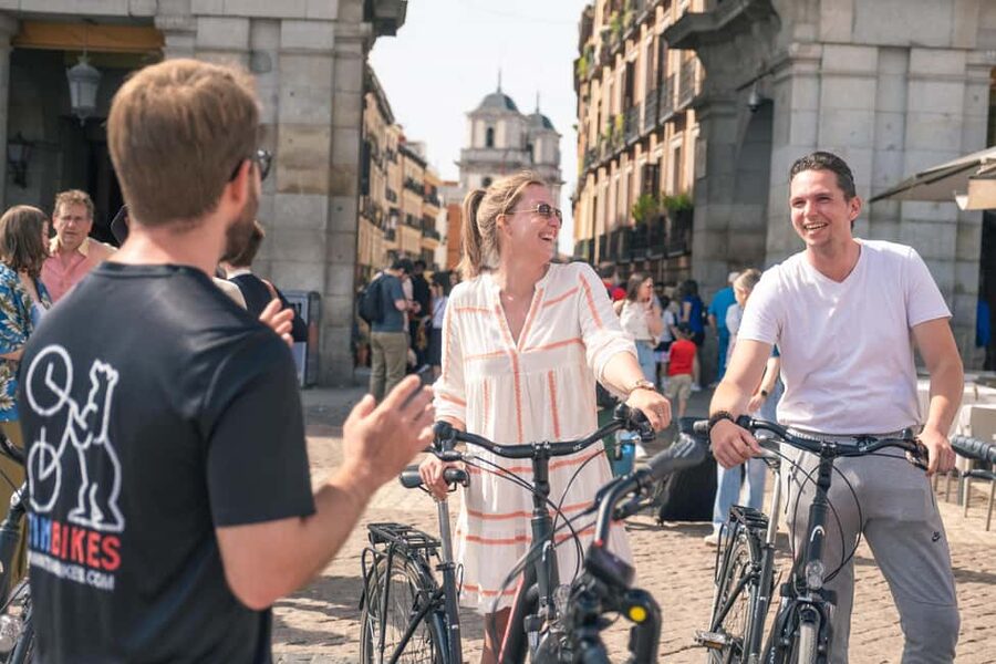 Madrid: 3 h. Guided Highlights Bike Tour with Optional Tapas - The Prado and a 30-minute break in Retiro Park