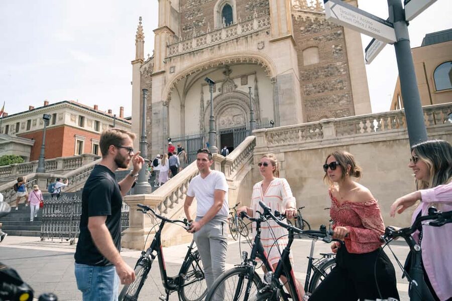 Madrid: 3 h. Guided Highlights Bike Tour with Optional Tapas - The guides and the value of local advice