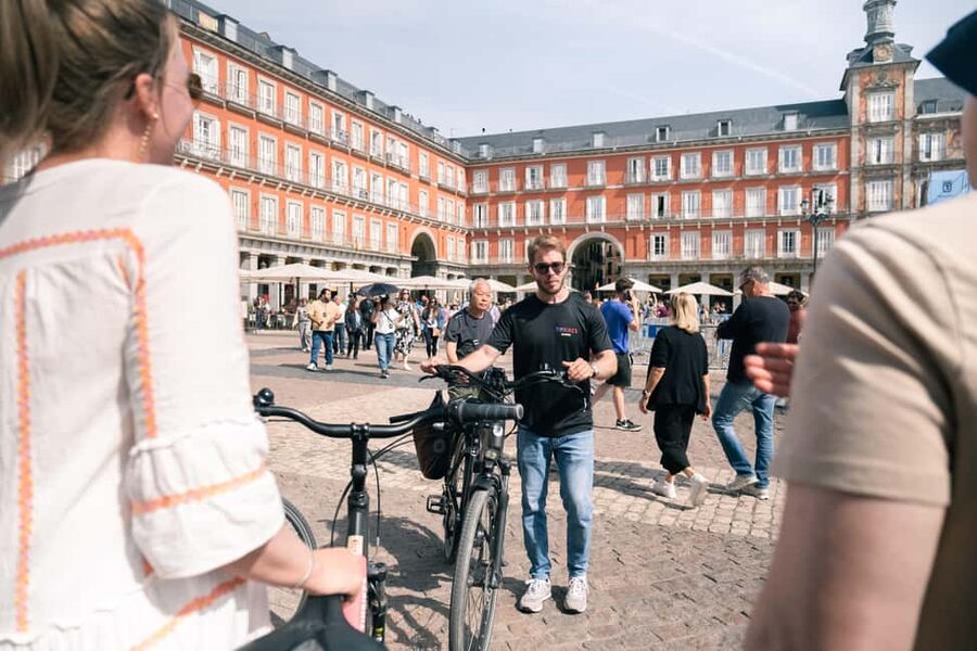 Madrid: 3 h. Guided Highlights Bike Tour with Optional Tapas - Choosing the tapas finish