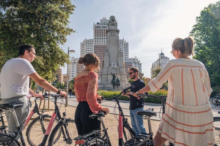 Madrid: 3 h. Guided Highlights Bike Tour with Optional Tapas - From Plaza de Oriente to the Royal Palace