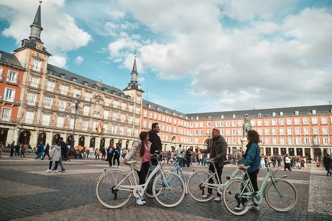 Madrid: City Highlights Guided Vintage Bike Tour - Puerta de Alcalá and the final run along Gran Vía