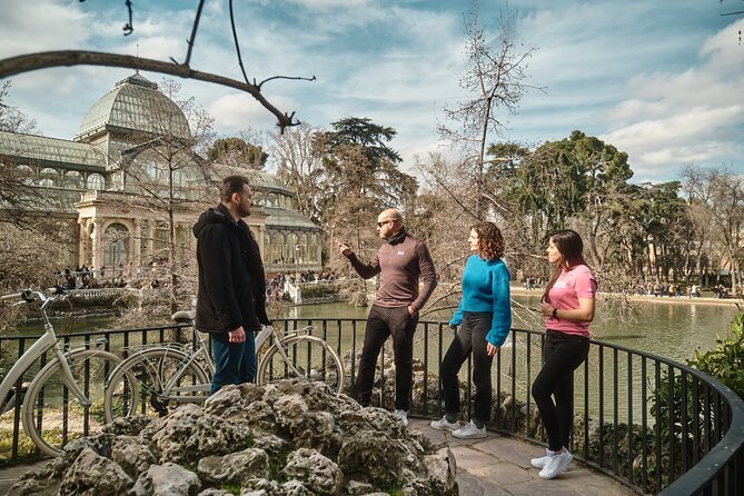 Madrid: City Highlights Guided Vintage Bike Tour - The guides make the difference