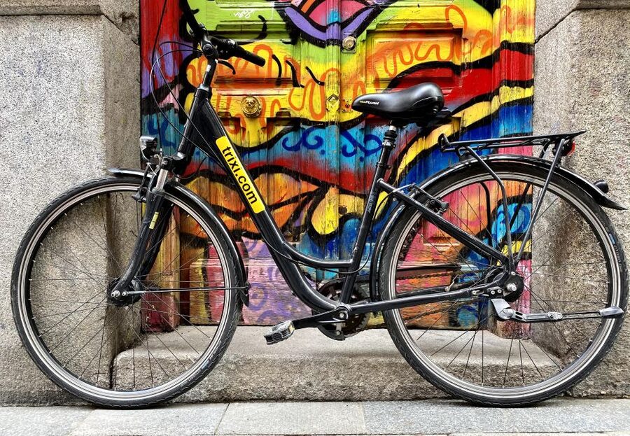 Madrid: City Highlights Private Bike Tour - What the guide adds to the ride