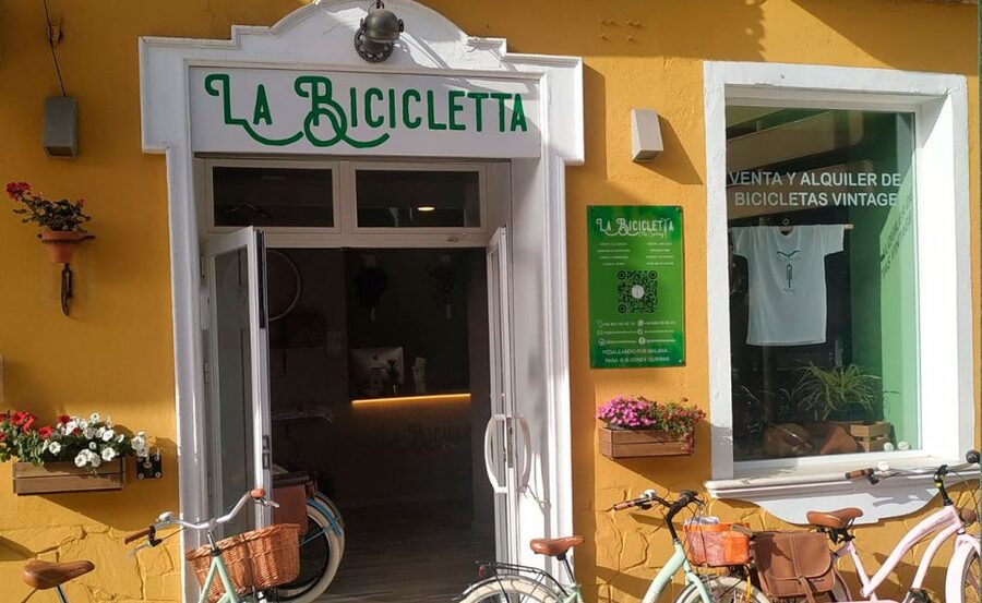 Malaga: Bike Rental for City Discovery Route & Beaches - Following the coast from La Malagueta to El Palo