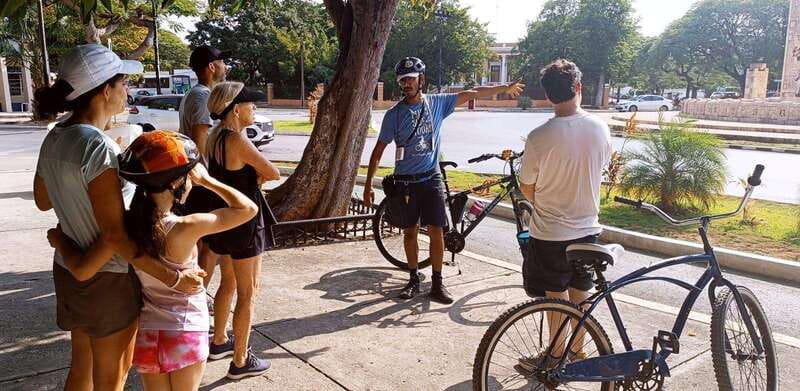 Mérida: Montejo Boulevard and Historic Center bike tour - Paseo Montejo and the Monument to the Homeland