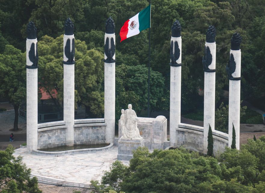 Mexico City: Private Chapultepec Park Bike Tour - What the guides add to the experience