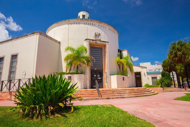 Miami Beach Art Deco & History Bike Tour with Design Enthusiast - Damian’s guiding style and the value of a small group