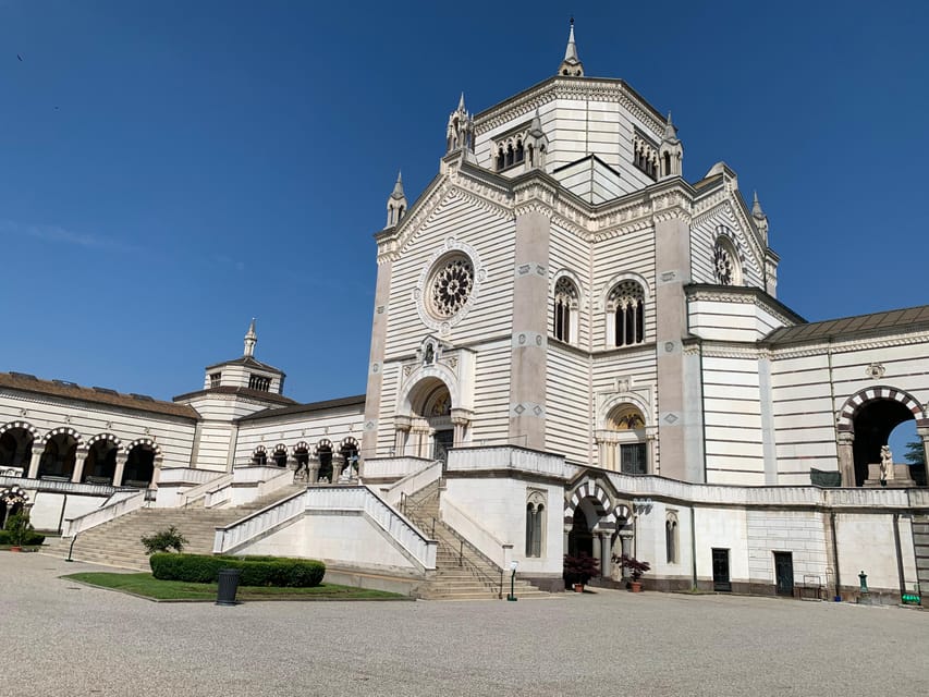 Milan: City Highlights Bike Tour - The Cemetery, Chinatown, and the Peace Arch