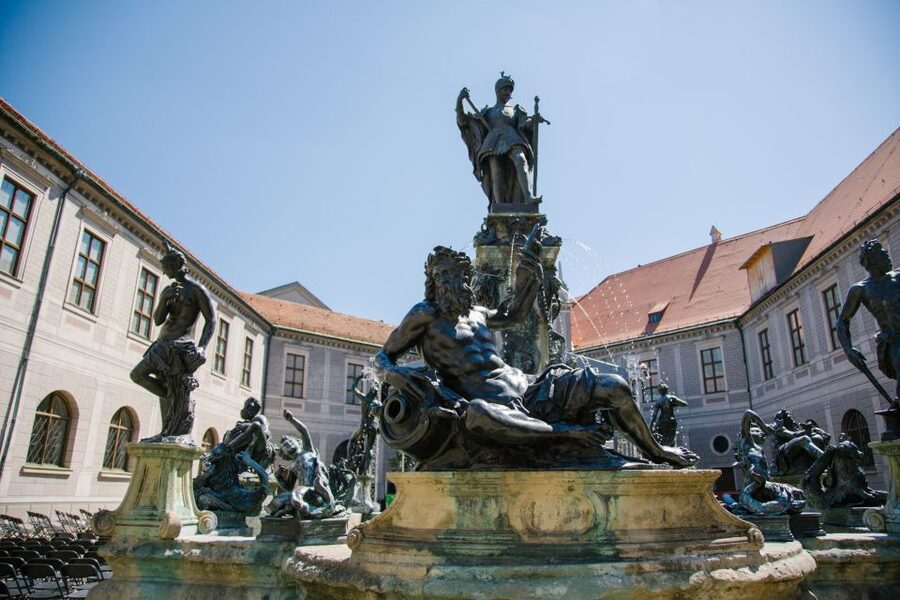 Munich: Bike Tour with Beer Garden Break - Guides, group pace, and how the tour feels