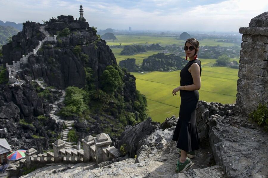 Ninh Binh Daily: Hoa Lu, Mua Cave, Tam Coc, Bike & Swimming - Tam Coc by sampan through three caves