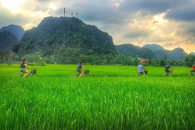 Ninh Binh Tour: Deluxe & Small Group Tam Coc Hoa Lu - Boat, Biking, Buffet Lunch - A Vietnamese buffet before the river