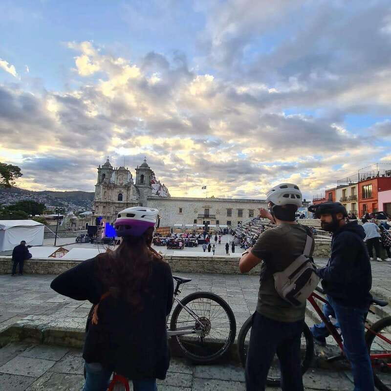 Oaxaca City: Bike Tour with Professional Guide+Art workshop - Panteon General: a thoughtful first stop