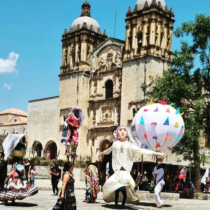 Oaxaca City: Bike Tour with Professional Guide+Art workshop - Santo Domingo: the grand architectural stop