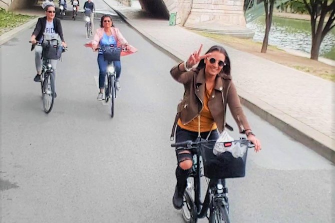 Paris: Charming Nooks and Crannies Bike Tour - Why this bike tour works well in central Paris