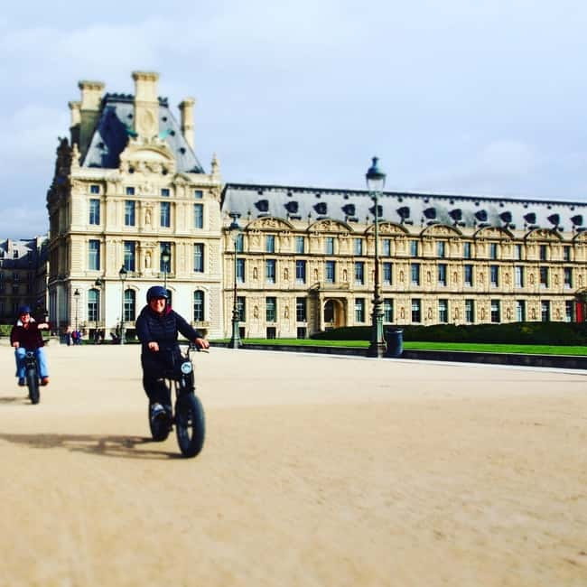 Paris: City Highlights Private Electric Bike Tour - Following the Seine toward the Eiffel Tower