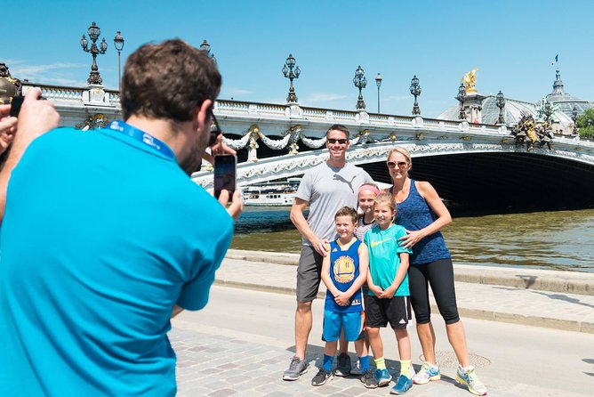 Paris Highlights Bike Tour: Eiffel Tower, Louvre and Notre-Dame - What the guides add to the experience