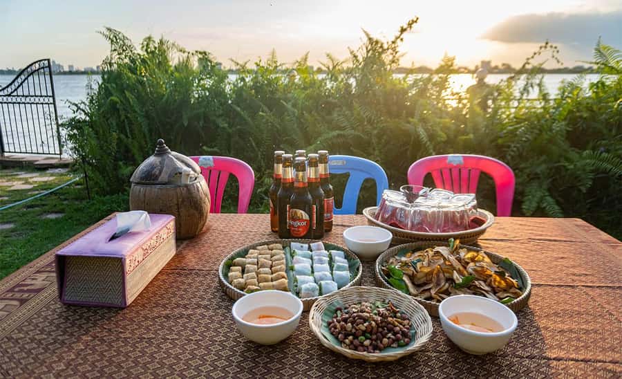 Phnom Penh: Mekong Islands Sunset Bike Tour include drinks - From Phnom Penh streets to Silk Island by ferry