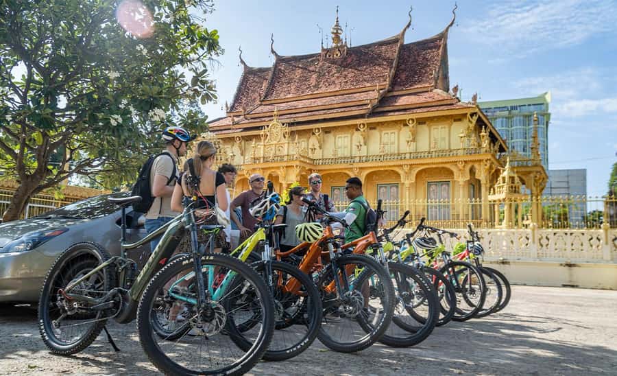 Phnom Penh: Mekong Islands Sunset Bike Tour include drinks - Guide quality and the small-group question
