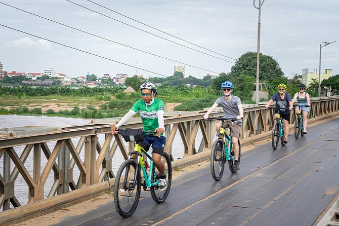 Phnom Penh Silk Island Bike Tour/ E-Bike or Tuk Tuk - Silk weaving at the community center