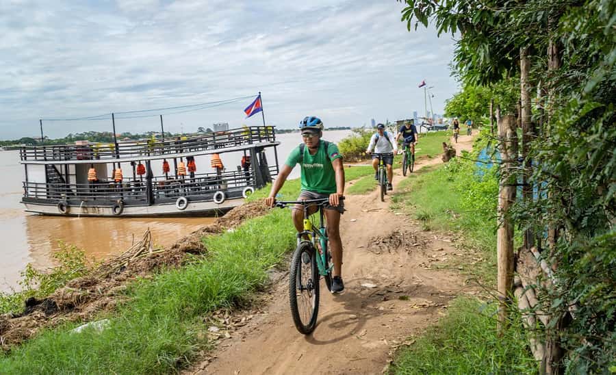 Phnom Penh: Silk Islands Half-Day Bike Tour - The tofu-skin workshop and a taste of local work