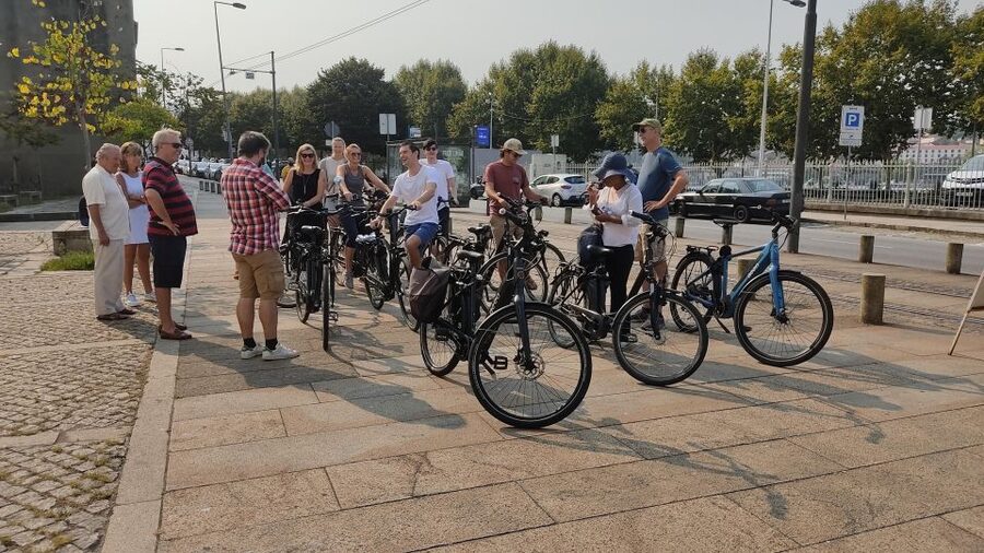 Porto: Historic e-Bike Tour with a guide - São Bento Station and Porto Cathedral