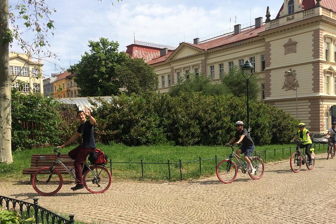 Prague Bike Tour - Stunning Viewpoints, Castle, City & Park - Bikes, e-bikes, and the physical effort