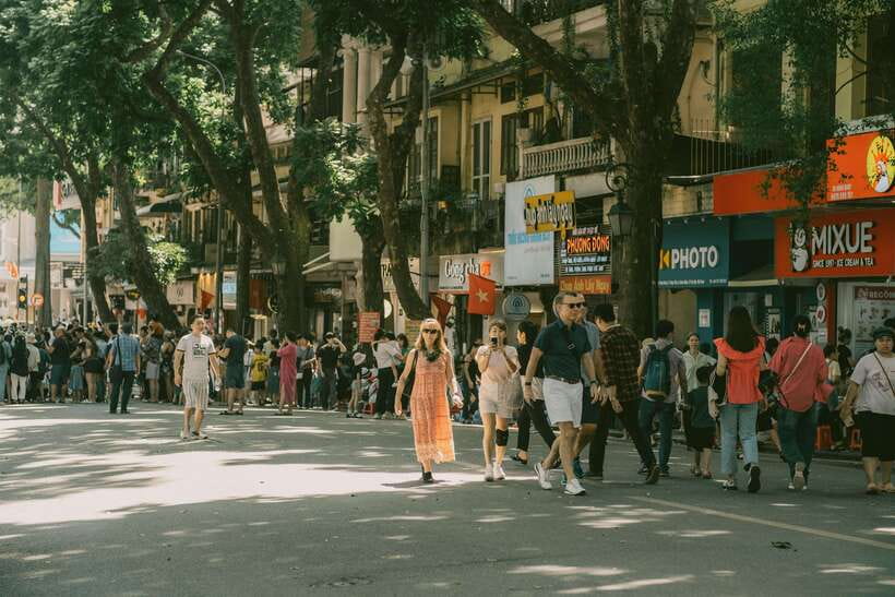 Private 3 hour bike tour with coffee break - The first 90 minutes: streets, parks, and Shanghai contrasts