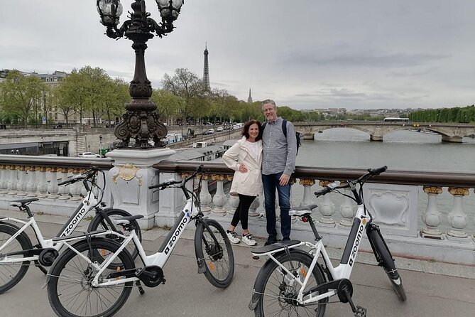 Private Paris E-bike city highlights tour - The Louvre from the outside