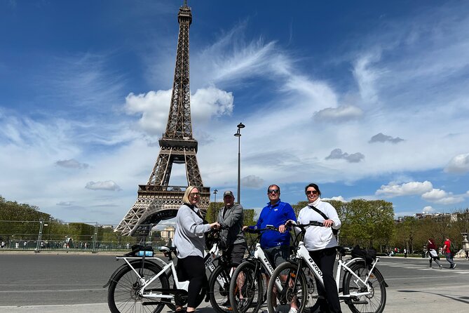 Private Paris E-bike city highlights tour - Riding the Champs-Élysées to the Arc de Triomphe