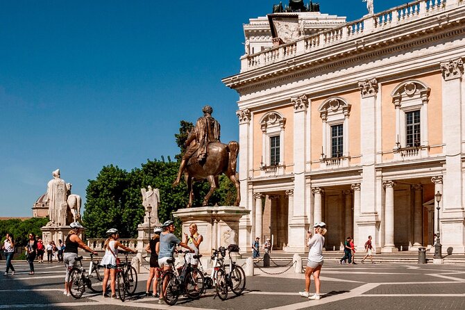 Private Rome City Bike Tour with quality Cannondale EBike - Piazza Venezia and the layered center of Rome