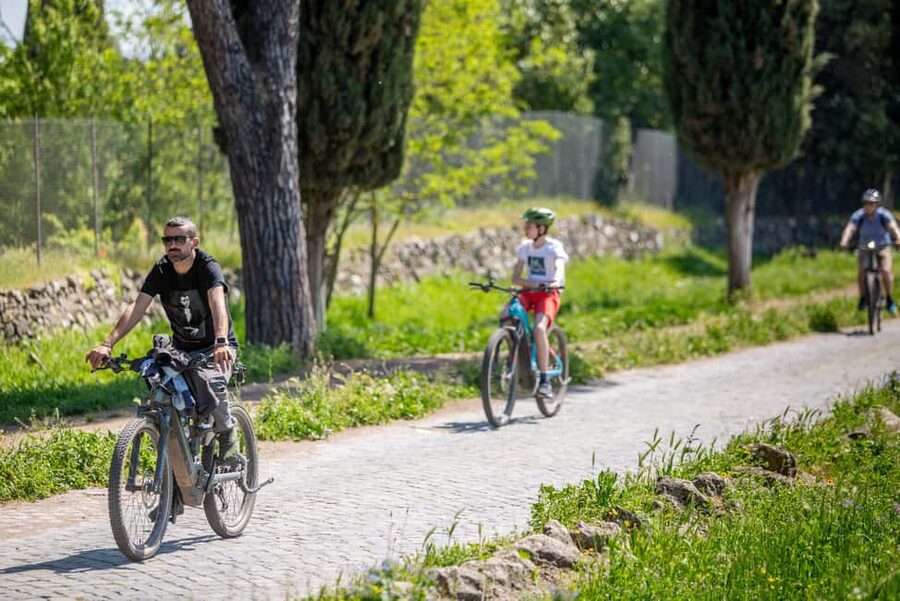 Rome: Appian Way & Aqueducts E-Bike Tour (Catacombs & Food) - What the guides add to the experience