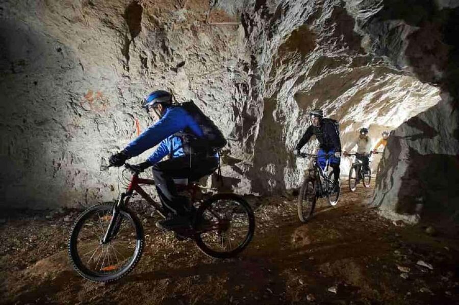 Rome: Appian Way Underground Catacombs Bike Tour with Lunch - Roman aqueducts and the best views of the ride