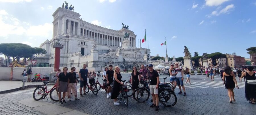 Rome: Standard or E-Bike Highlights Guided Tour - Trevi Fountain and the heart of Baroque Rome