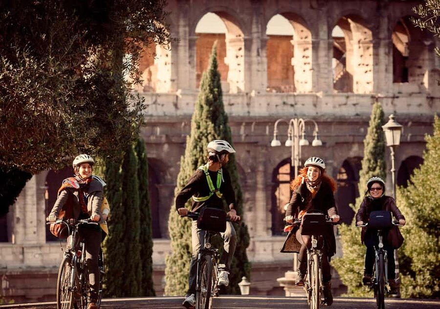 Rome: Taste of Rome by quality Cannondale E-Bike - From Via Labicana to the Colosseum and Forum
