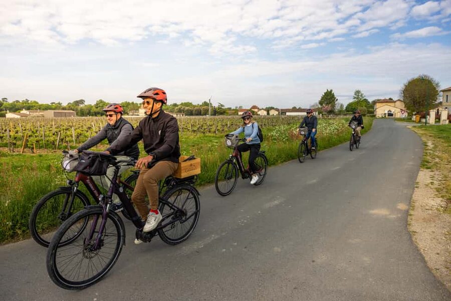 Saint Emilion Wine and Bike Tour - Cycling through the Saint-Émilion vineyards
