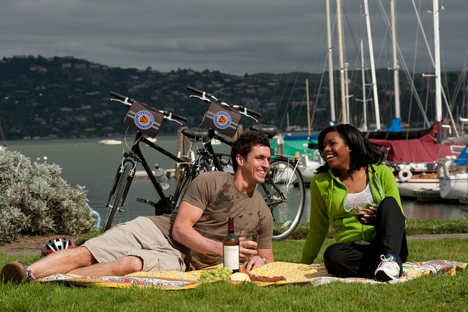 San Francisco Golden Gate To Sausalito Bike Tour - The Palace of Fine Arts makes a fine pause