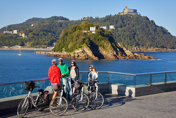 San Sebastian E-bike trour: Basque History and Cultural. - Peine del Viento and the city from the western end