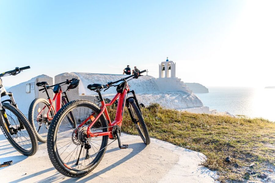 Santorini e-bike guided tours - A small group changes the day